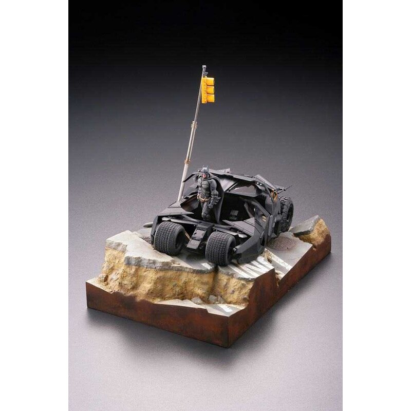 Figurine Batman Begins Legacy of Revoltech diorama Batmobile Tumbler in Gotham City 17 cm
