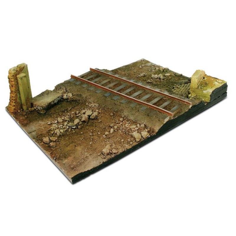 Vallejo : 1/35 ; socle en résine pour diorama (non peint) CM.31x21 - Croix de chemin de campagne avec chemin de fer
